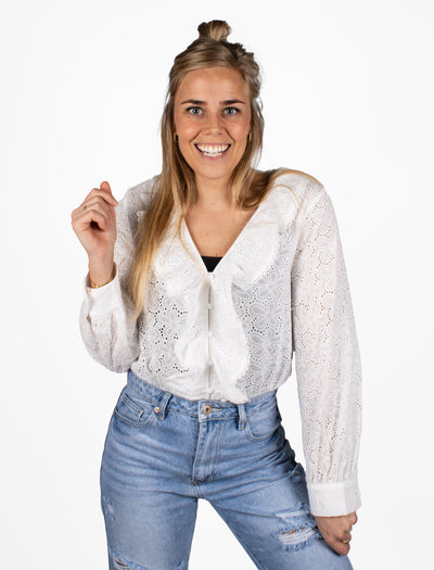 Witte broderie blouse met ruffle details. 