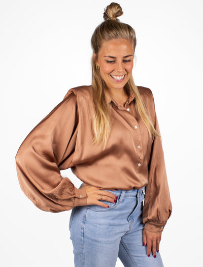 Champagne satijnen blouse met shoulderpads en ballonmouwen.