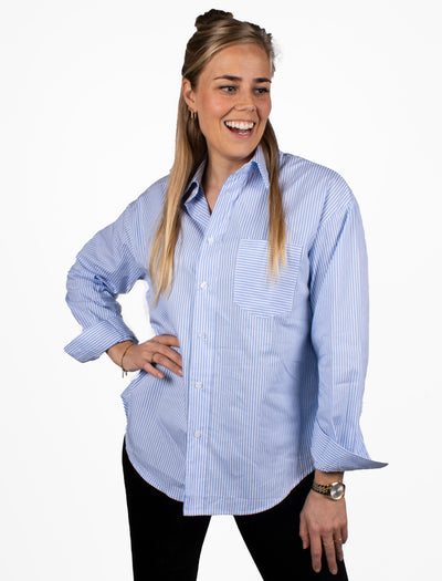 Blauw-wit gestreepte blouse met borstzak en kraag. 