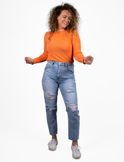 High waist mom jeans met scheuren aan de voorzijde.