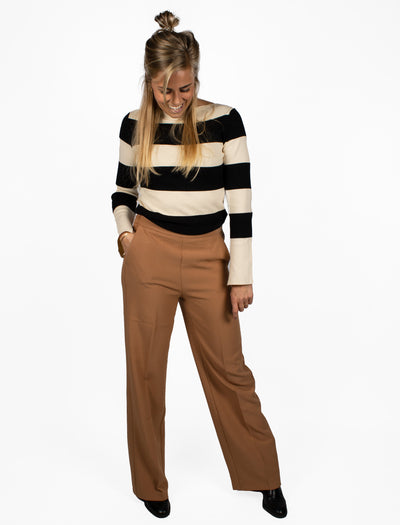 Camel kleur pantalon met hoge taille en steekzakken.