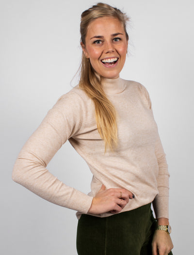 Beige turtleneck met enkelgeslagen col.